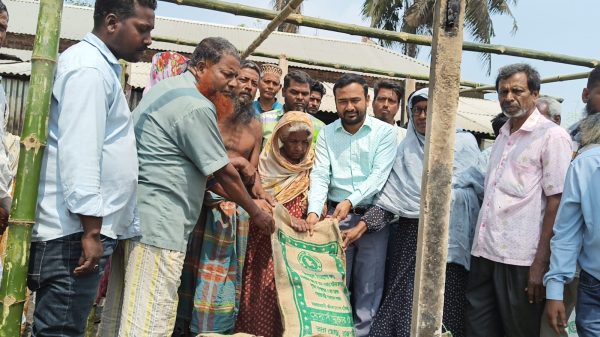 ভাঙ্গুড়ায় আগুনে পুডে নিঃশ্ব হলো ৪ পরিবার, সহায়তা দিলেন ইউএনও